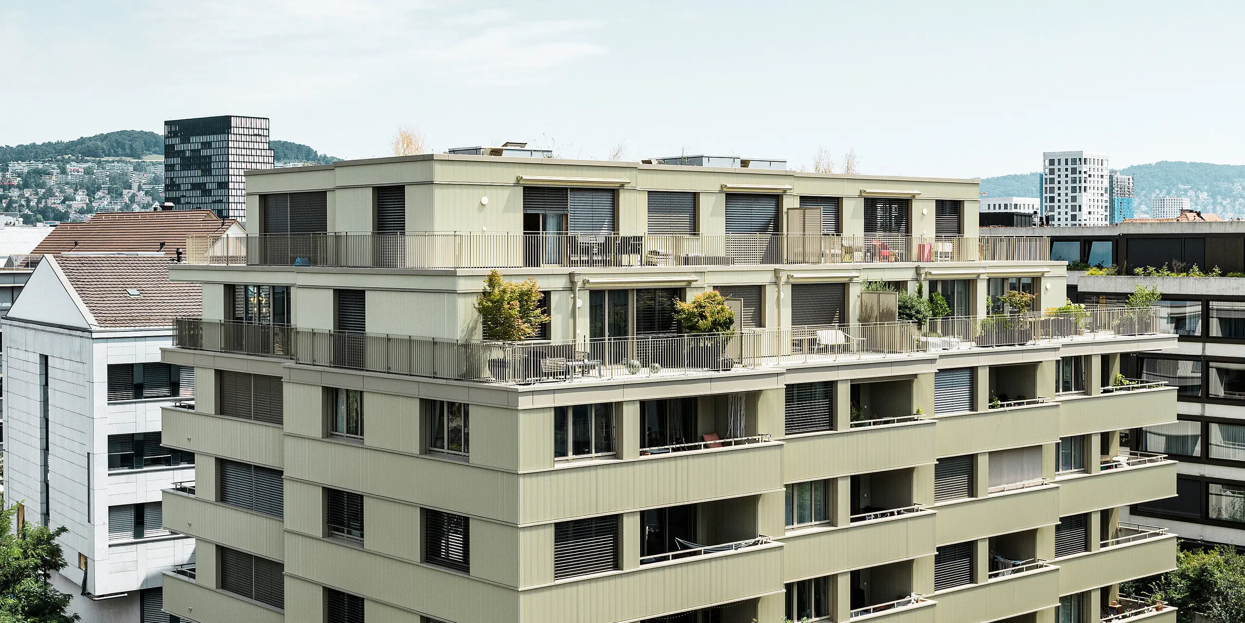 Het moderne woongebouw “Stetterhaus” in Altstetten, Zürich, wordt omhuld door een unieke gevel - PREFA-kartelprofiel in de speciale kleur parelmoer metallic.