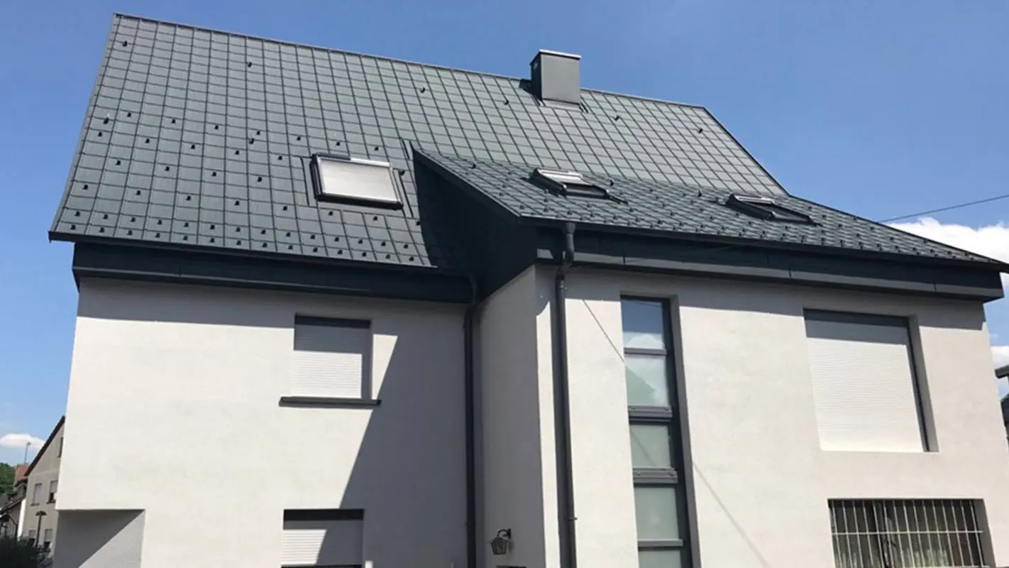 Dakrenovatie van een zadeldak met de PREFA dakplaat, witte gevel
