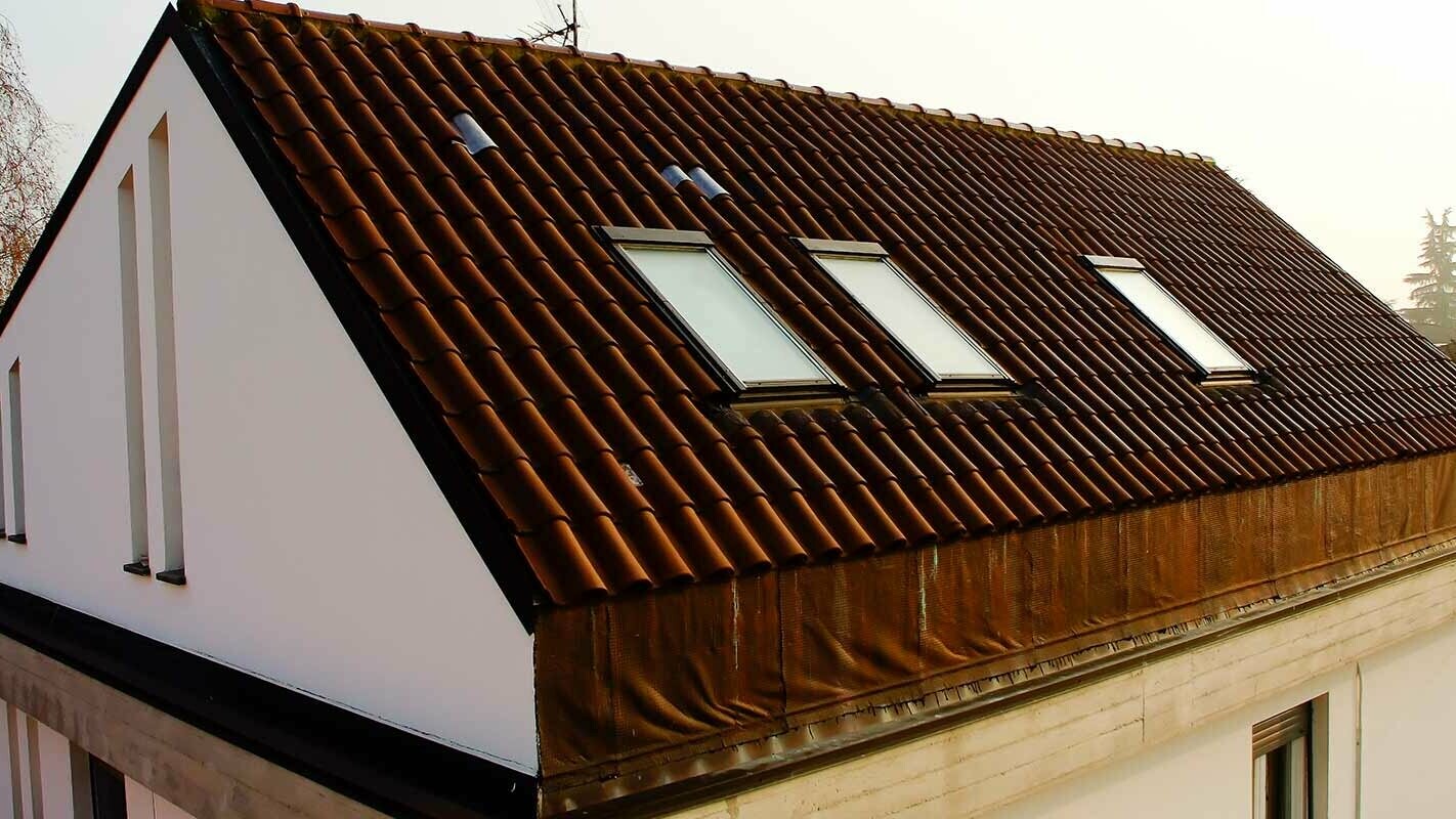 Voor de renovatie van een mansardedak met Prefalz van PREFA inclusief vensters in het dakvlak