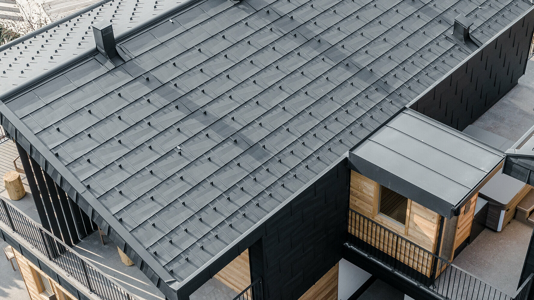 Nieuwe appartementen bekleed met PREFA dakpaneel en gevelpaneel FX.12 in P.10 antraciet en hout.