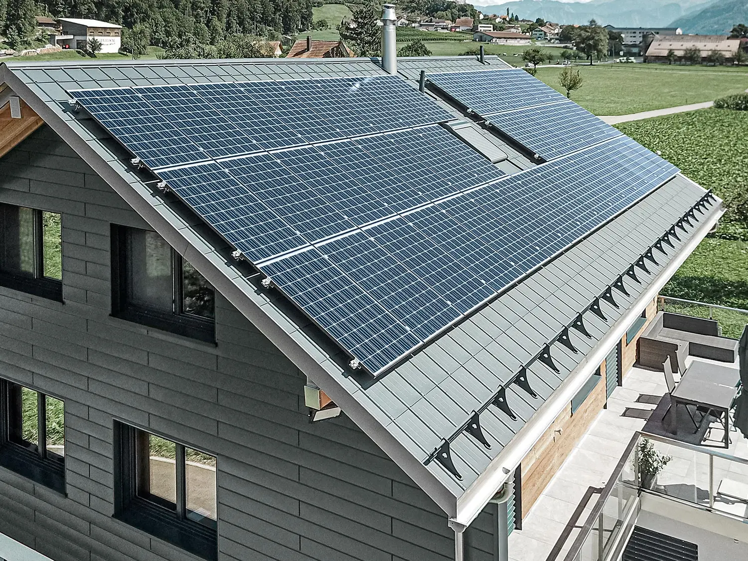Zonnepanelen gemonteerd op PREFA dak met de zonnepaneelhouders en het railprofiel voor een stevige grip.