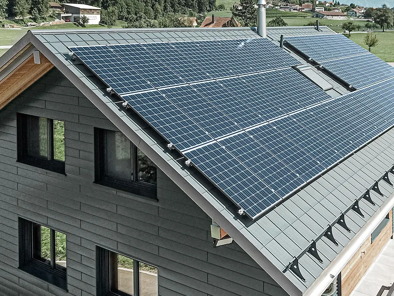 Zonnepanelen gemonteerd op PREFA dak met de zonnepaneelhouders en het railprofiel voor een stevige grip.