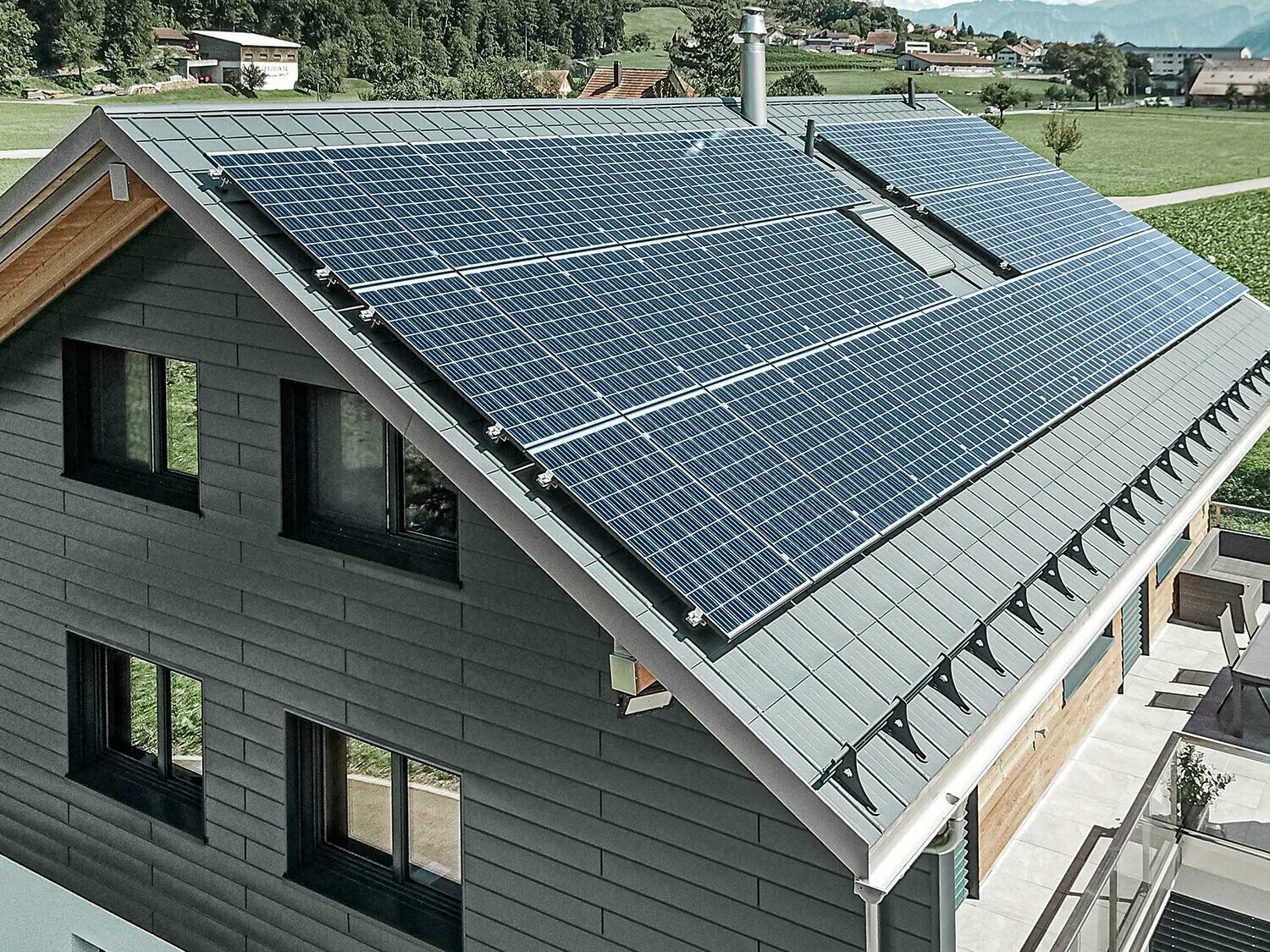 Zonnepanelen gemonteerd op PREFA dak met de zonnepaneelhouders en het railprofiel voor een stevige grip.