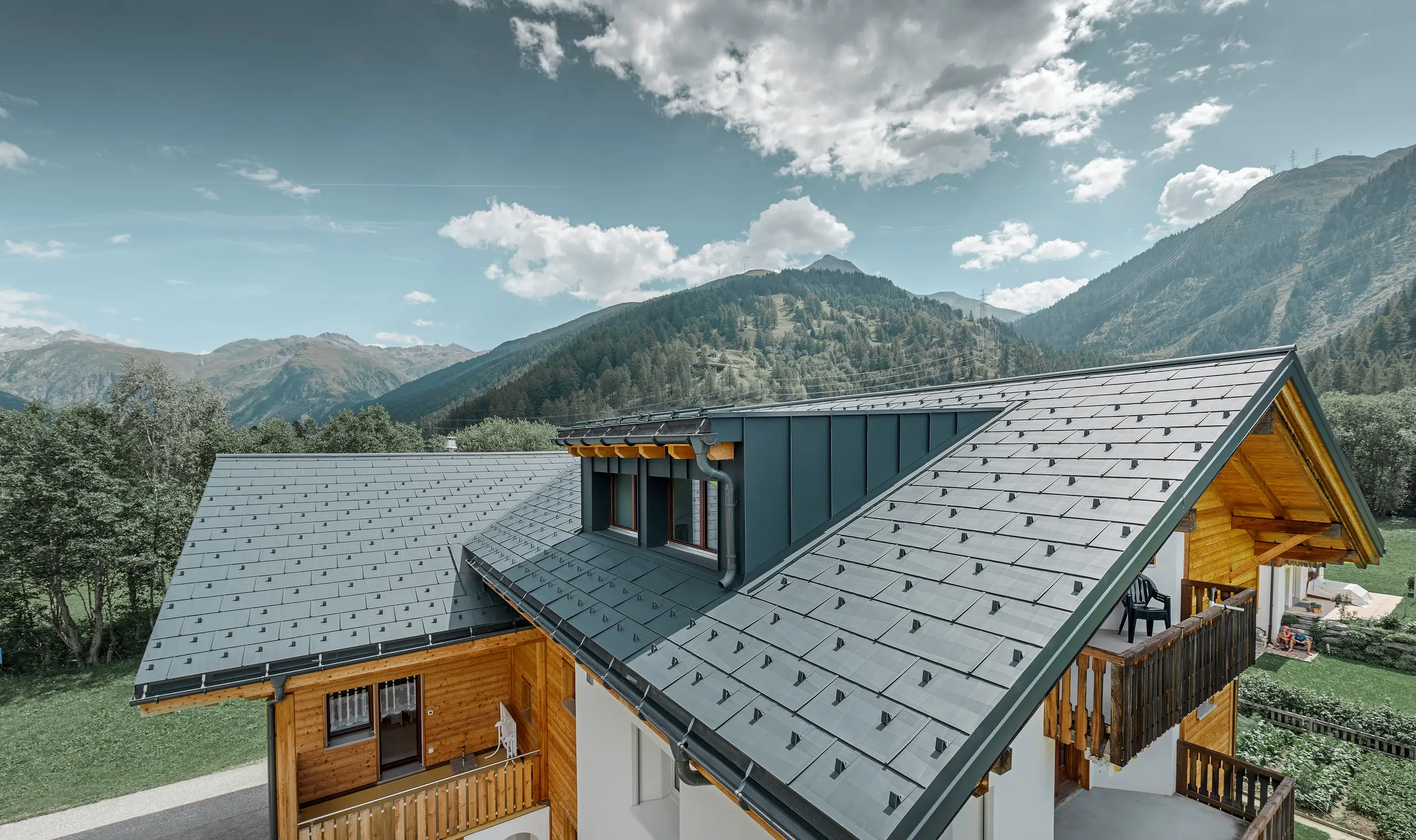 Nieuw gerenoveerd woonhuis met zadeldak en dakkapel; de dakrenovatie werd uitgevoerd met het PREFA dakpaneel FX.12 in antraciet.