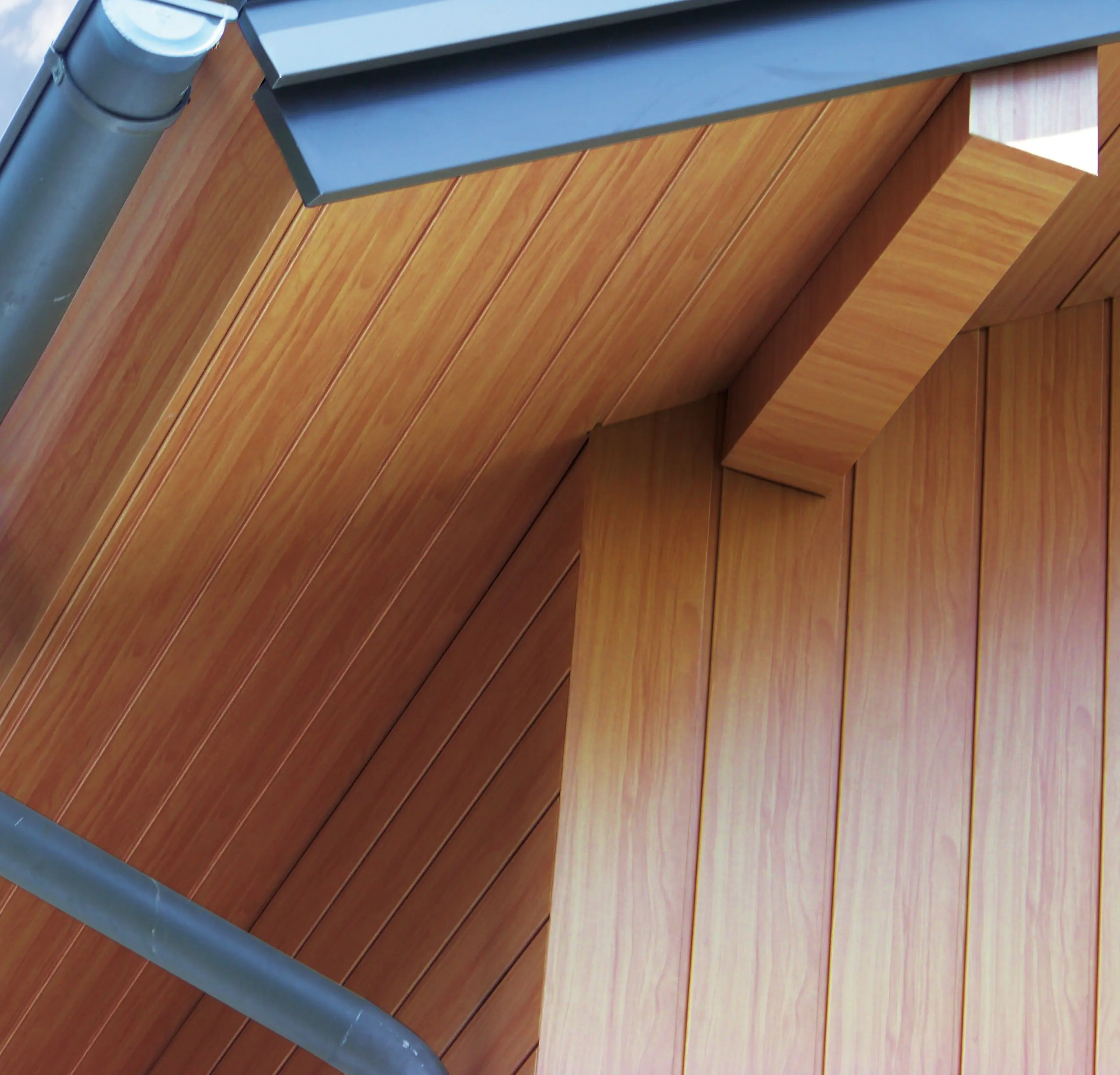 Dakoverstek bekleed met aluminium sidings van PREFA in eiken naturel.