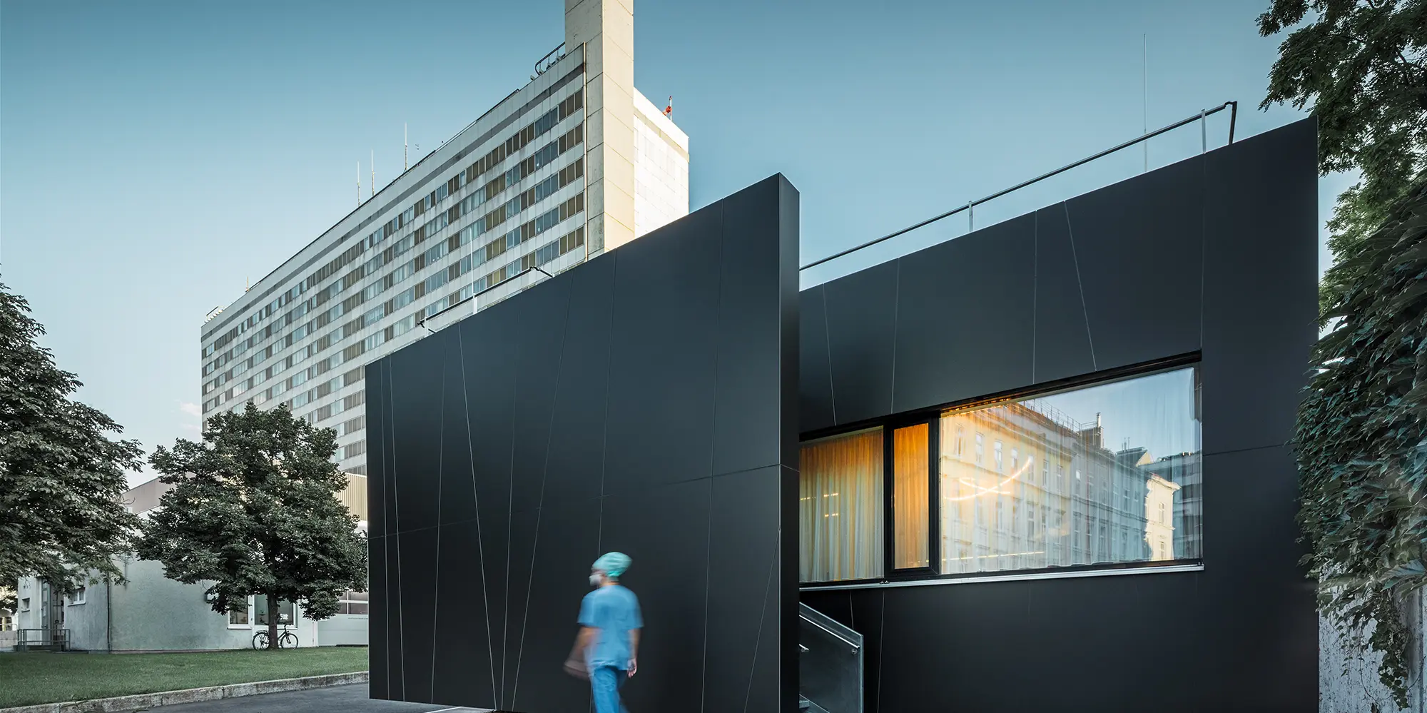 Gevel van de centrale spoedeisende hulp van de Landstraße-kliniek in de Juchgasse in Wenen met zwartgrijze PREFA-composietplaat.