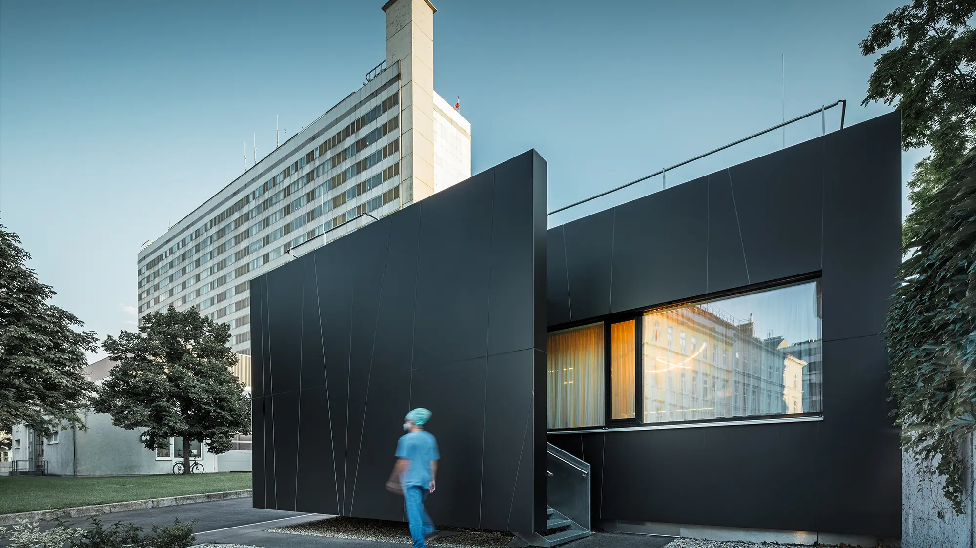 Gevel van de centrale spoedeisende hulp van de Landstraße-kliniek in de Juchgasse in Wenen met zwartgrijze PREFA-composietplaat.