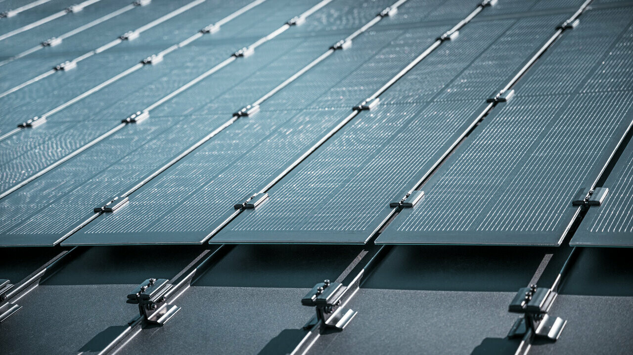Detailaanzicht van de montage van Prefalz-zonnepanelen op een dak in Meschede