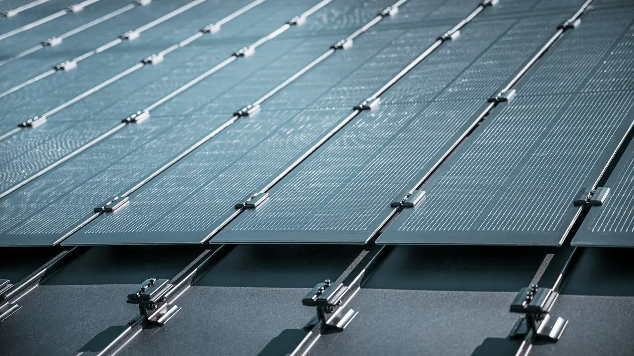 Detailaanzicht van de montage van Prefalz-zonnepanelen op een dak in Meschede