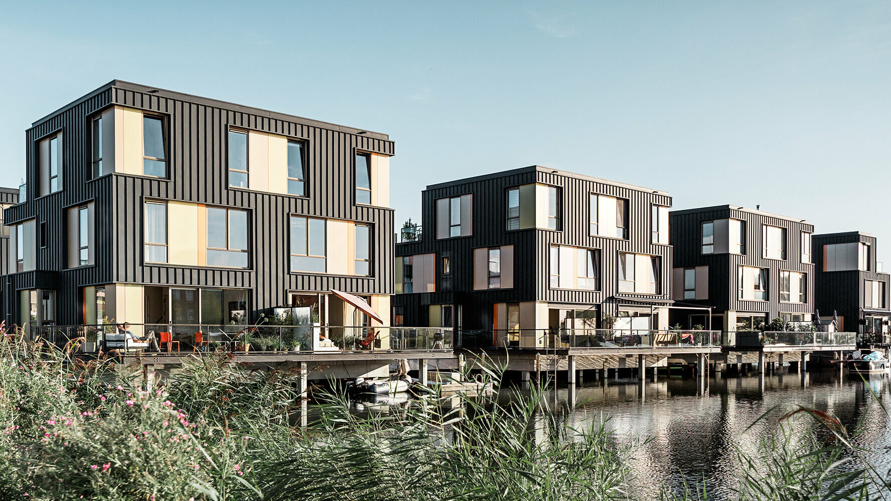 Woonwijk in Amsterdam met woongebouwen met antracietkleurige Prefalz-gevelbekleding