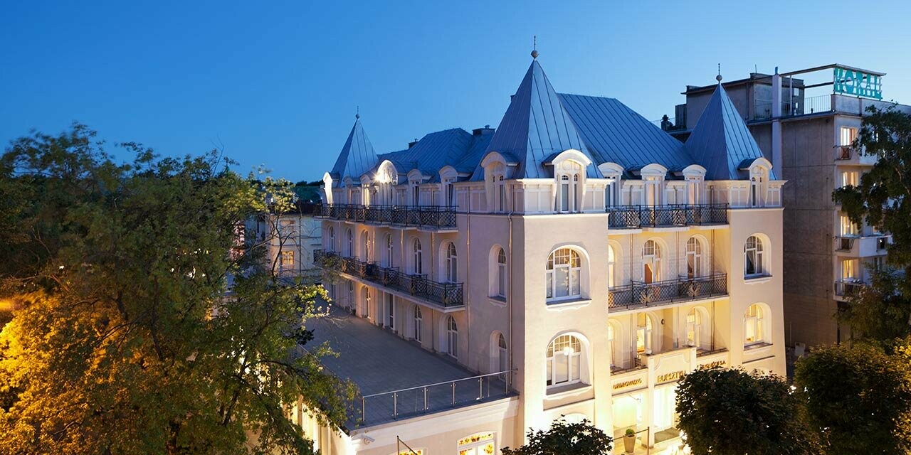 Saniertes Hotel Bursztyn mit neuem Falzdach in der Farbe Silbermetallic von PREFA