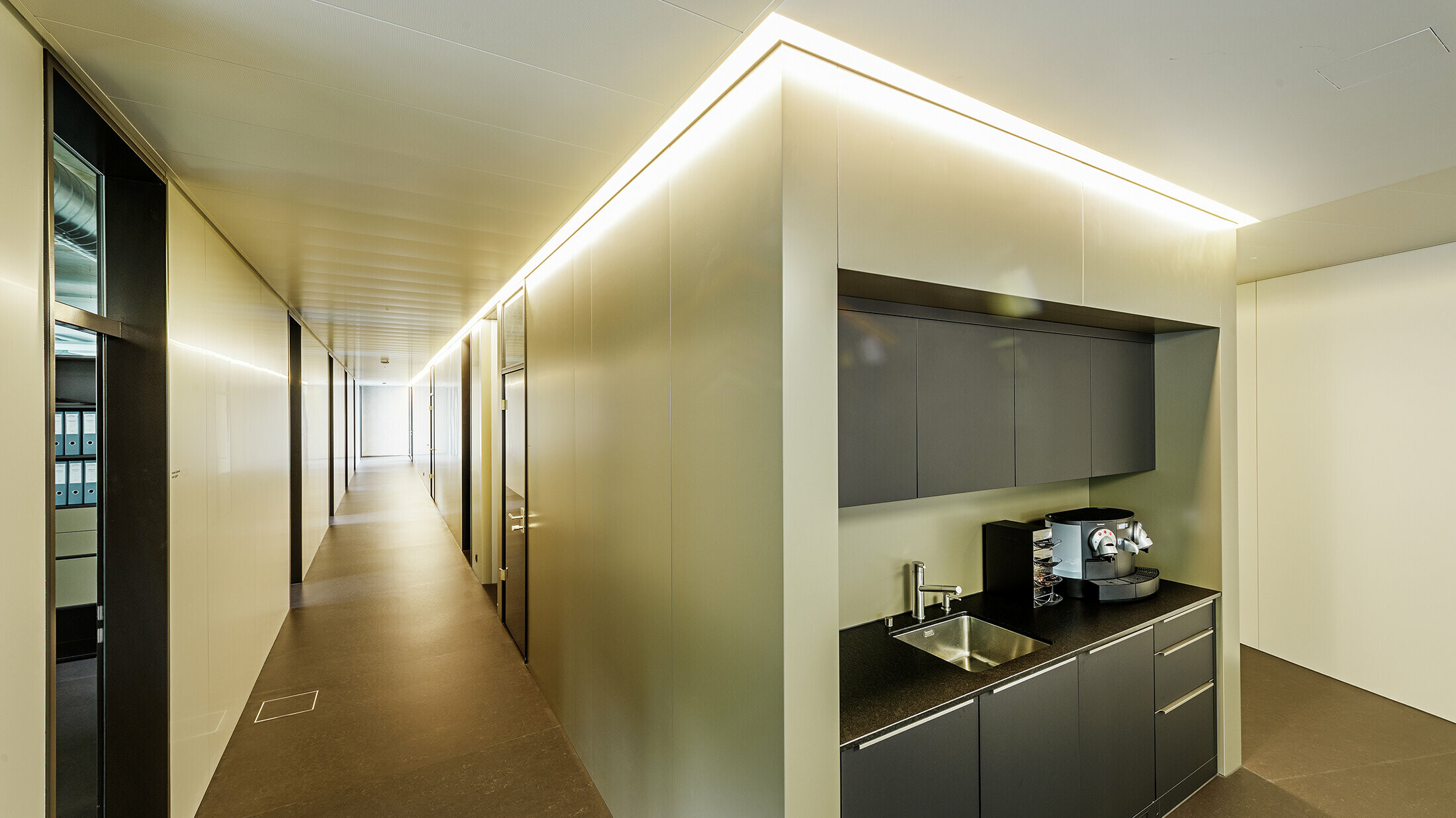 Moderne aanbouw met werkplaats en bureau afgewerkt met bronskleurige aluminium composietplaten van PREFA