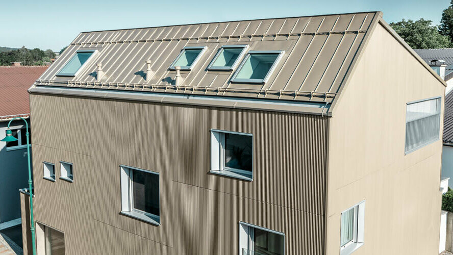 Modernes Wohnhaus mit Dacheindeckung und Fassadenverkleidung aus Aluminium von PREFA
