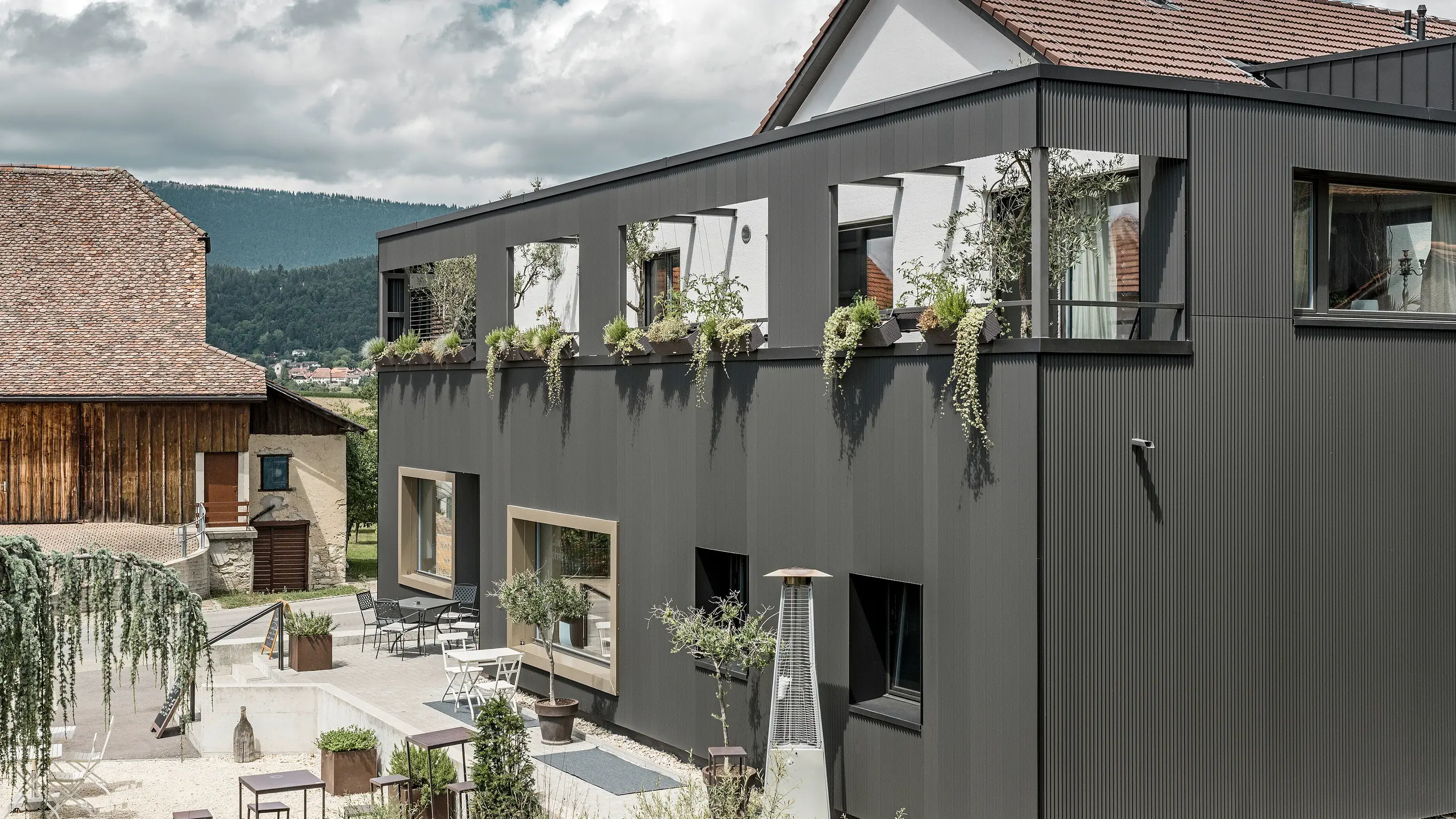PREFA-kartelprofiel in de speciale kleur zwartgrijs op het Hôtel de l’Ours in Prêles, Zwitserland