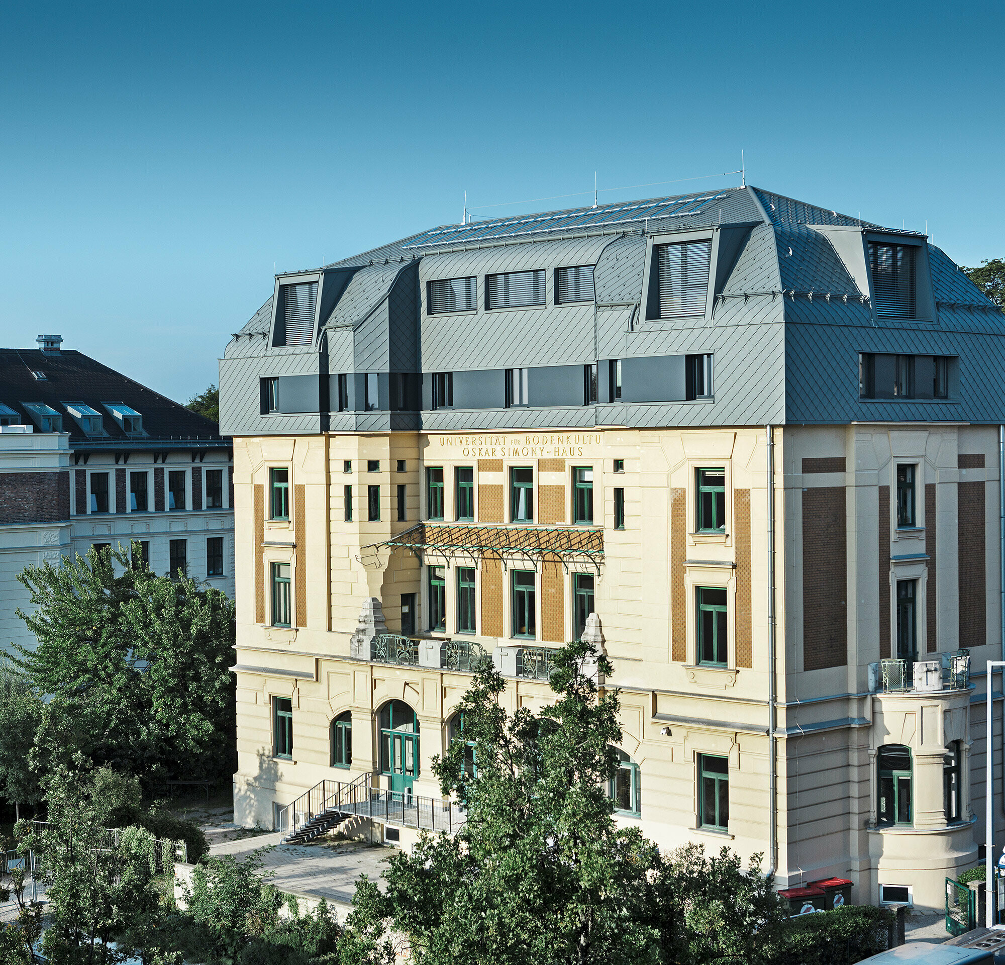 Historisch Simony-Haus in Wenen na de renovatie met PREFA dak- en gevellosanges in P.10 lichtgrijs