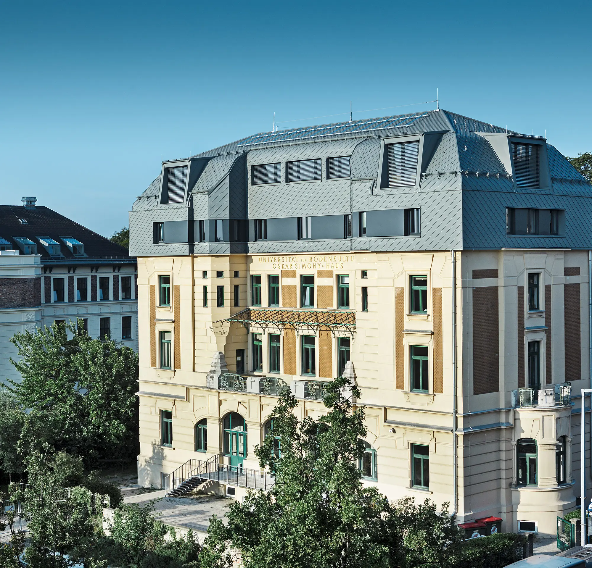 Historisch Simony-Haus in Wenen na de renovatie met PREFA dak- en gevellosanges in P.10 lichtgrijs