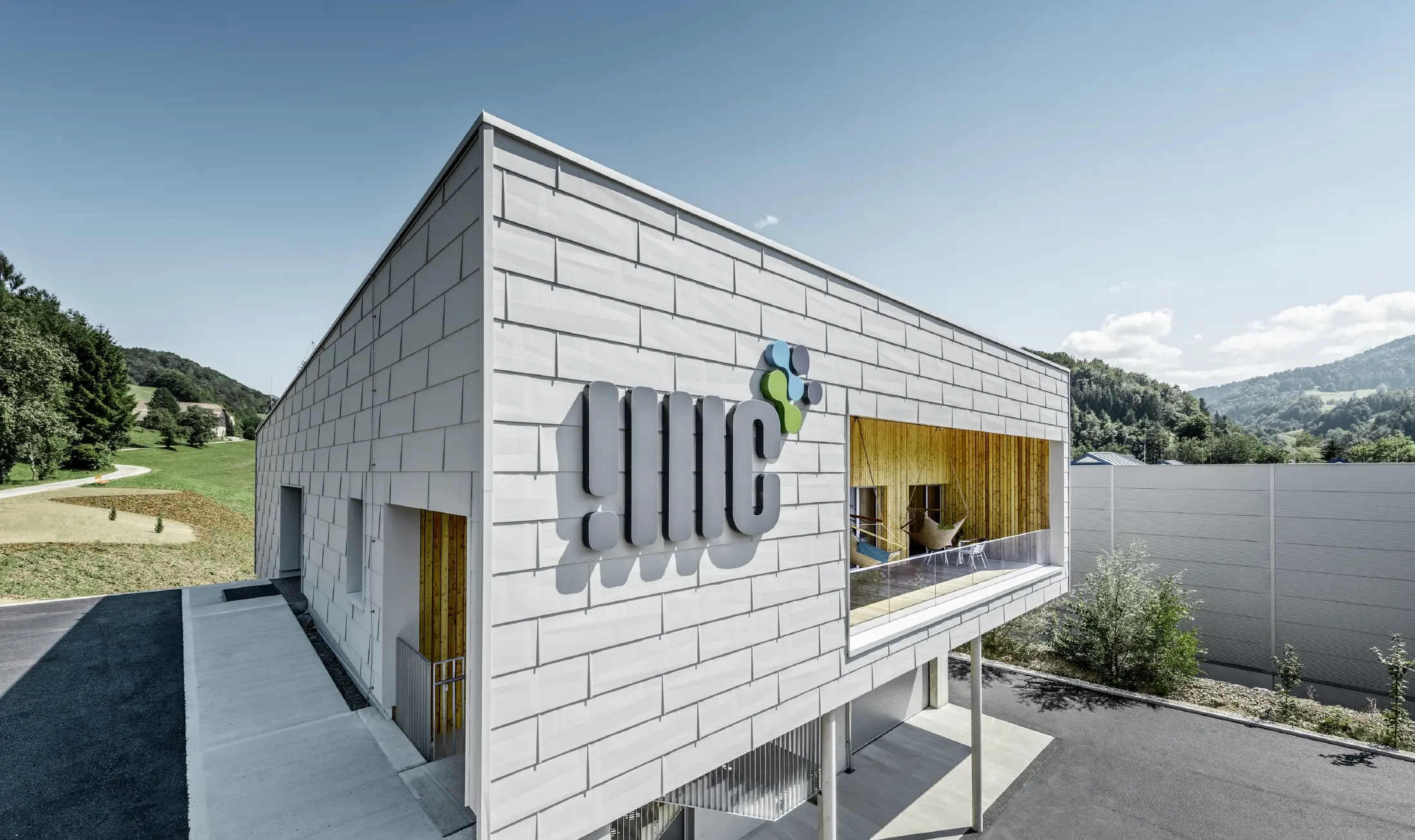 Modern bedrijfsgebouw in Ybbsitz, met plat dak en aluminium gevel; de gevel werd bekleed met de PREFA gevelpanelen FX.12 in prefawit.