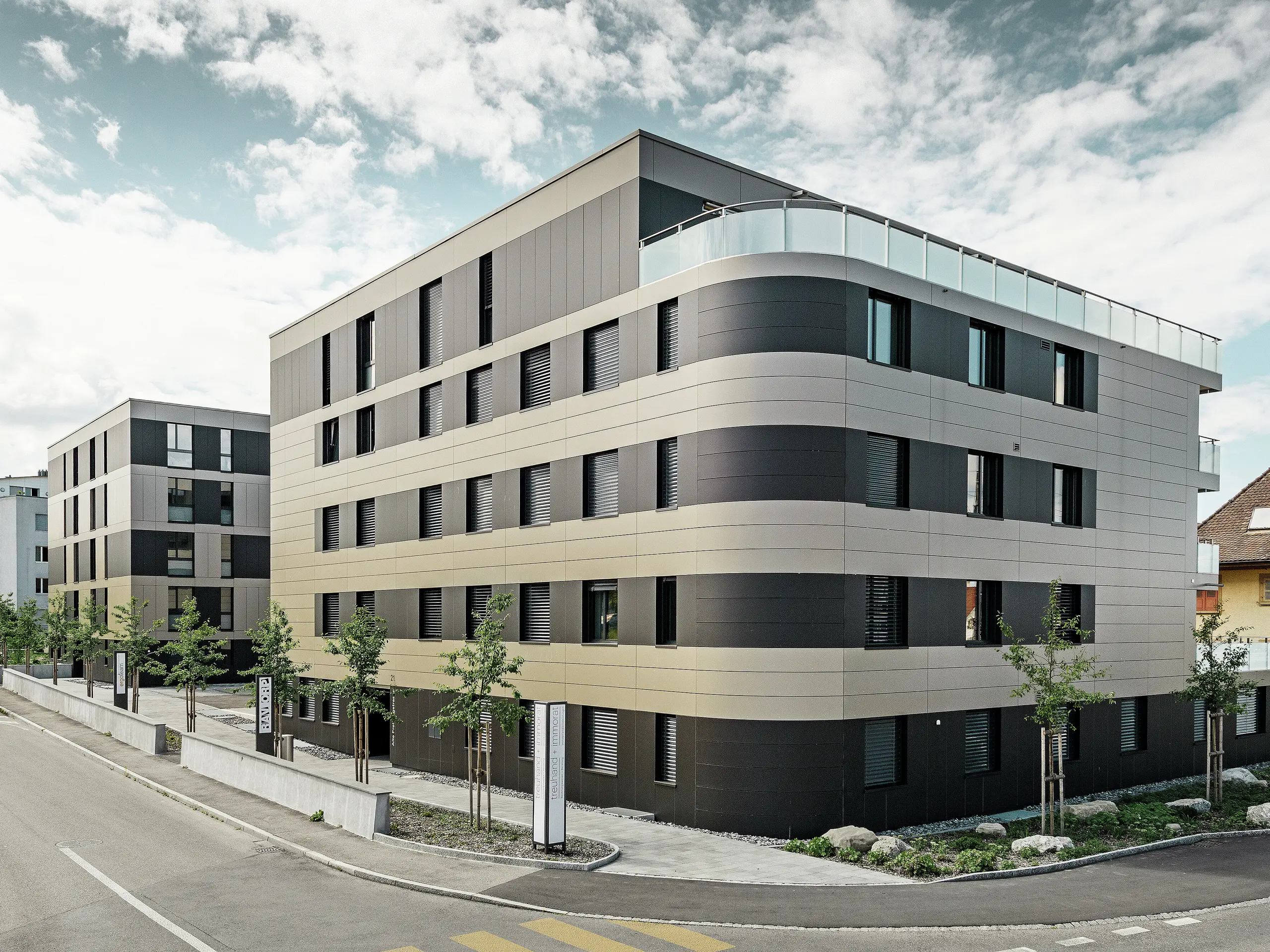 Kubusvormig woongebouw met aluminiumgevel in brons en zwartgrijze elementen