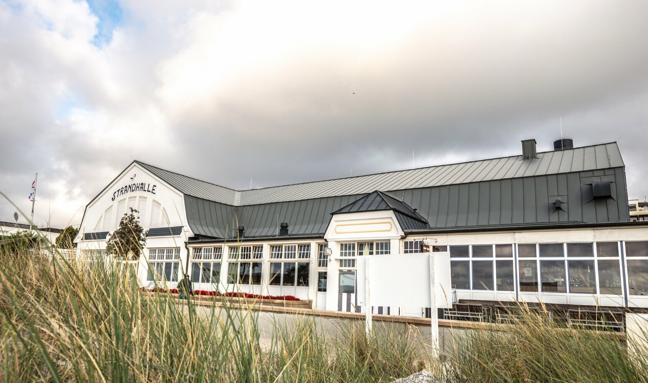 Nieuw staand felsdak - Prefalz - van PREFA in lichtgrijs voor het strandhuis in Grömitz.