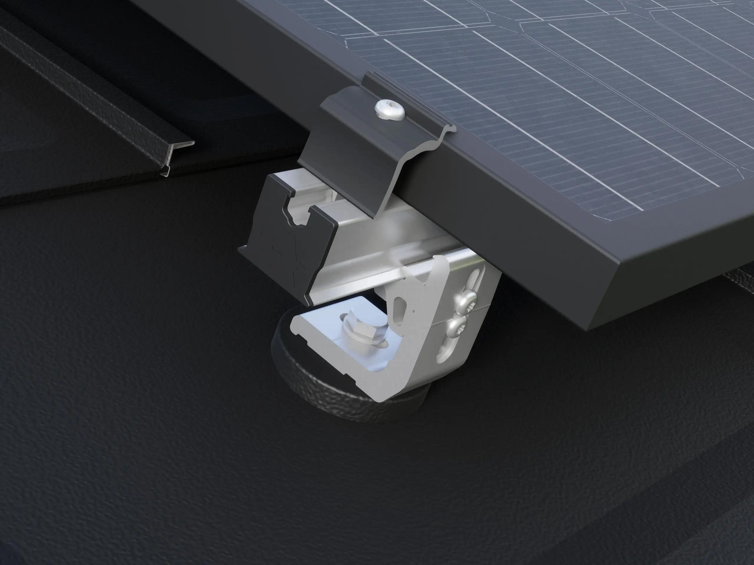 Close-up van de PREVARIO 3.S zonnepaneelhouder, gemonteerd op een donker PREFA-dak, waarop het railprofiel is bevestigd. Het solarmodule is met de PREVARIO-eindklem op het railprofiel bevestigd.