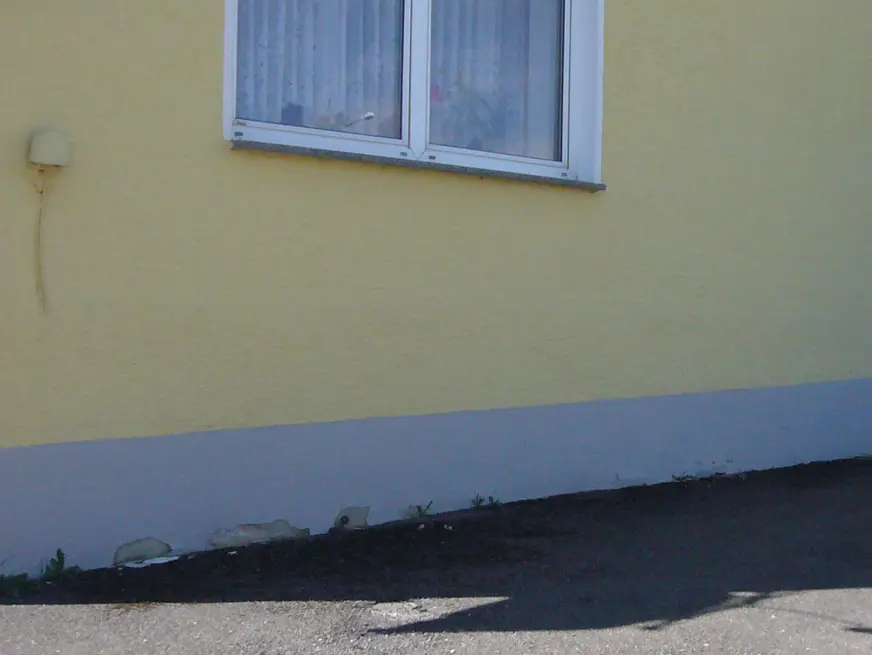 Aufgrund der ausgebrochenen am Fassadensockel wird das Haus mit PREFA saniert.