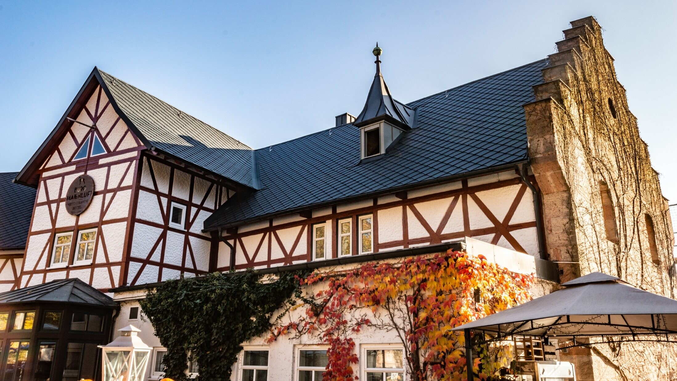Het hotel Burg Maienluft is opnieuw gedekt met de PREFA daklosange 29x29 in antraciet, de gevel is een vakwerkgevel.