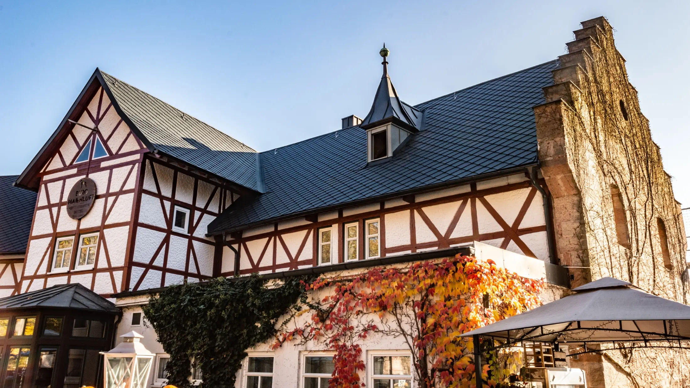 Het hotel Burg Maienluft is opnieuw gedekt met de PREFA daklosange 29x29 in antraciet, de gevel is een vakwerkgevel.