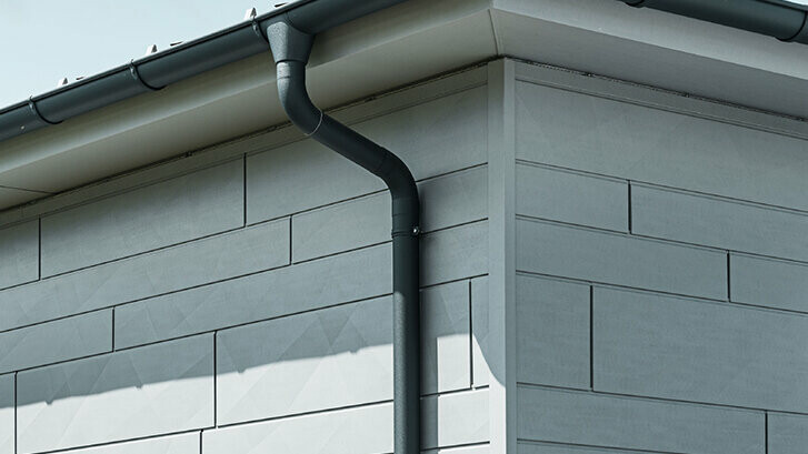 PREFA dakgoot met afvoerbuis in antraciet, gevel met PREFA Siding.X