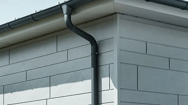 PREFA dakgoot met afvoerbuis in antraciet, gevel met PREFA Siding.X