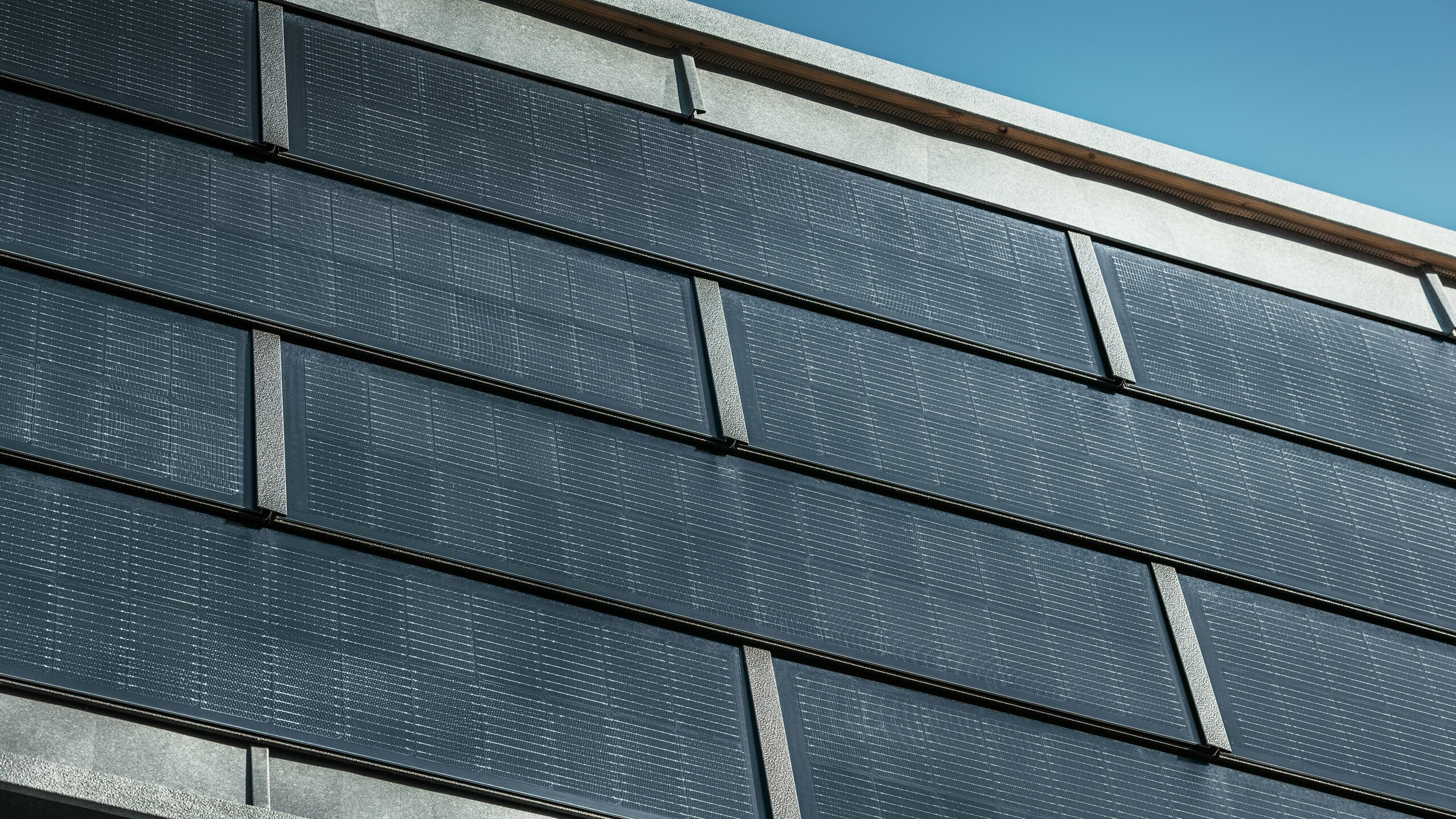 Detaljan prikaz PREFA solarne krovne ploče za fasadu na poslovnoj zgradi tvrtke RUEMA.