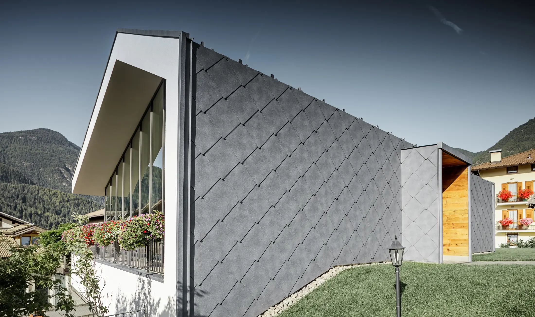 Moderne kapsalon in Livo met de dak- en gevellosange van 44 × 44 in steengrijs van PREFA