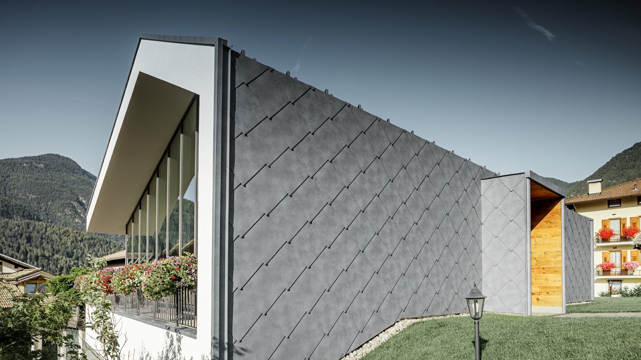 Moderne kapsalon in Livo met de dak- en gevellosange van 44 × 44 in steengrijs van PREFA