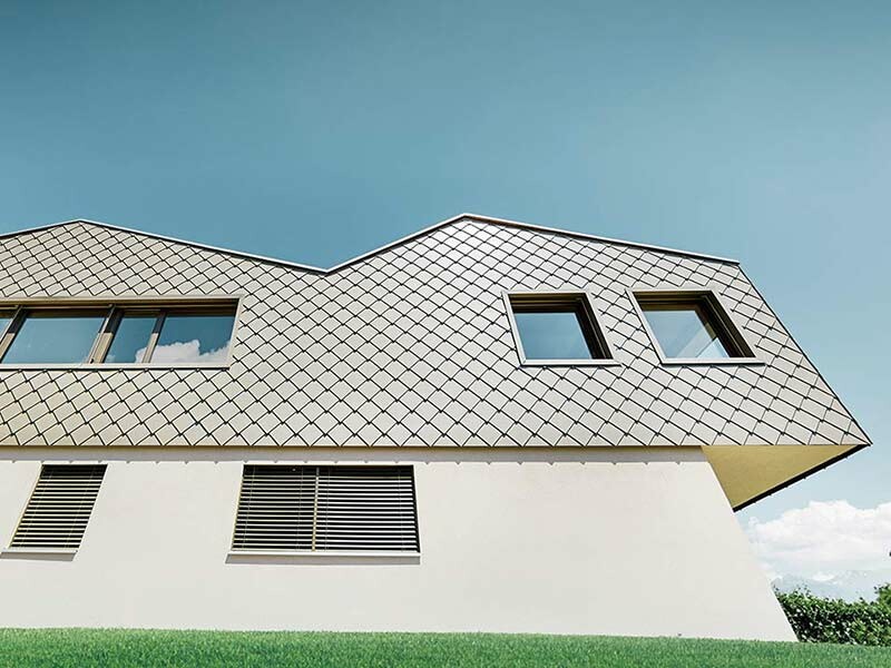 Einfamilienhaus mit Blick auf die Weinberge, verkleidet mit PREFA Wandraute in Bronze