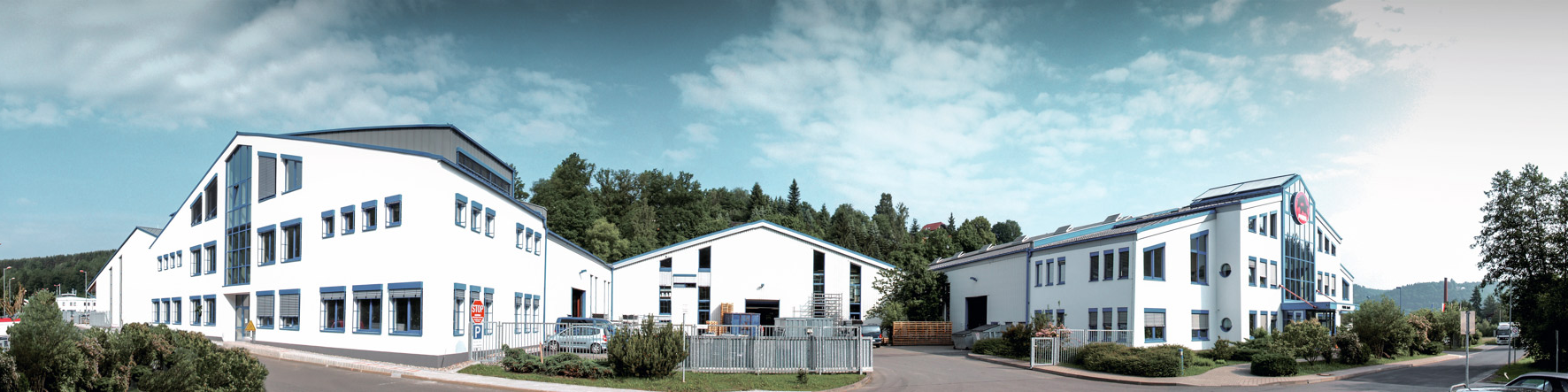 PREFA-bedrijfsgebouw met blauwe ramen en witte gevel in Wasungen, Duitsland.