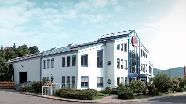PREFA-bedrijfsgebouw met blauwe ramen en witte gevel in Wasungen, Duitsland.