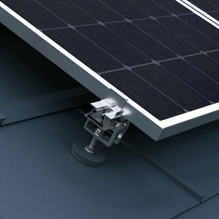 Te zien is het PREFA montagesysteem voor zonnepanelen voor bevestiging van een fotovoltaïsche installatie op een PREFA dak.