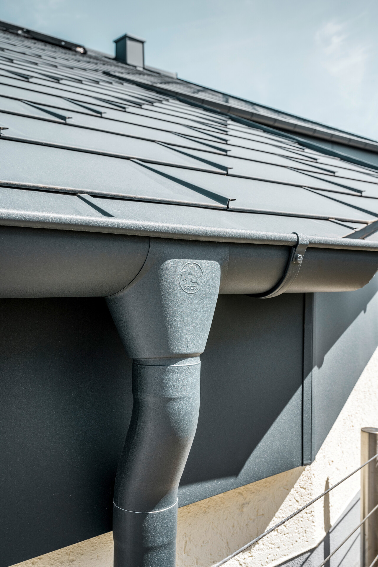 Eengezinswoning in Newel-Besslich met PREFA Dakpan R.16 en PREFA dakafvoersysteem in antraciet