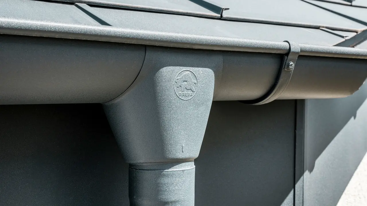Eengezinswoning in Newel-Besslich met PREFA Dakpan R.16 en PREFA dakafvoersysteem in antraciet