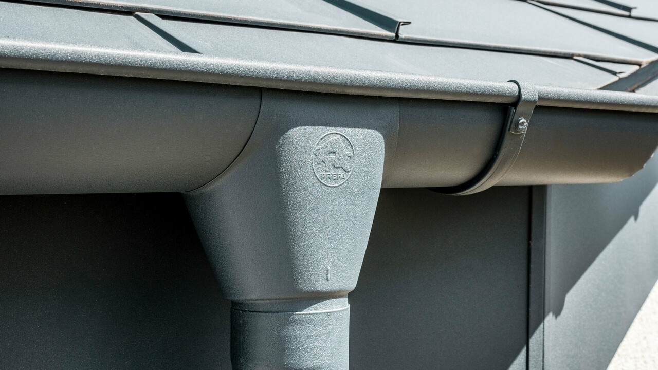 Eengezinswoning in Newel-Besslich met PREFA Dakpan R.16 en PREFA dakafvoersysteem in antraciet