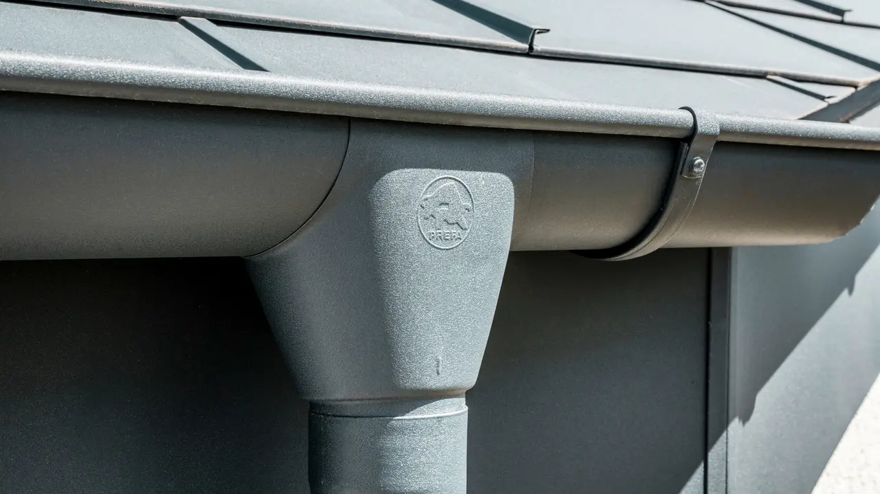 Eengezinswoning in Newel-Besslich met PREFA Dakpan R.16 en PREFA dakafvoersysteem in antraciet