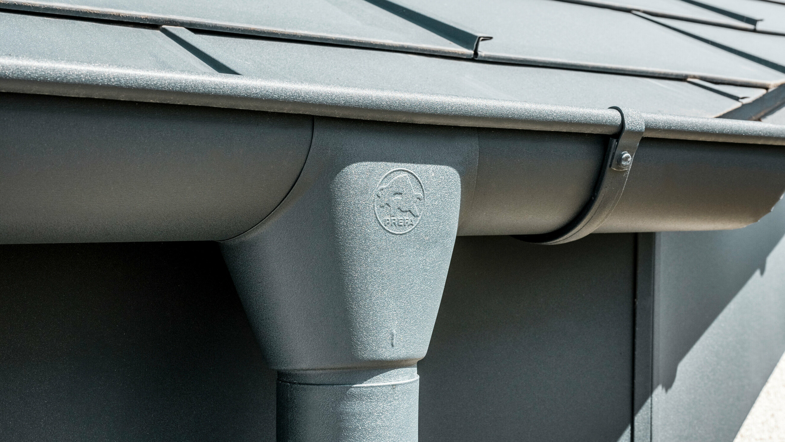 Eengezinswoning in Newel-Besslich met PREFA Dakpan R.16 en PREFA dakafvoersysteem in antraciet