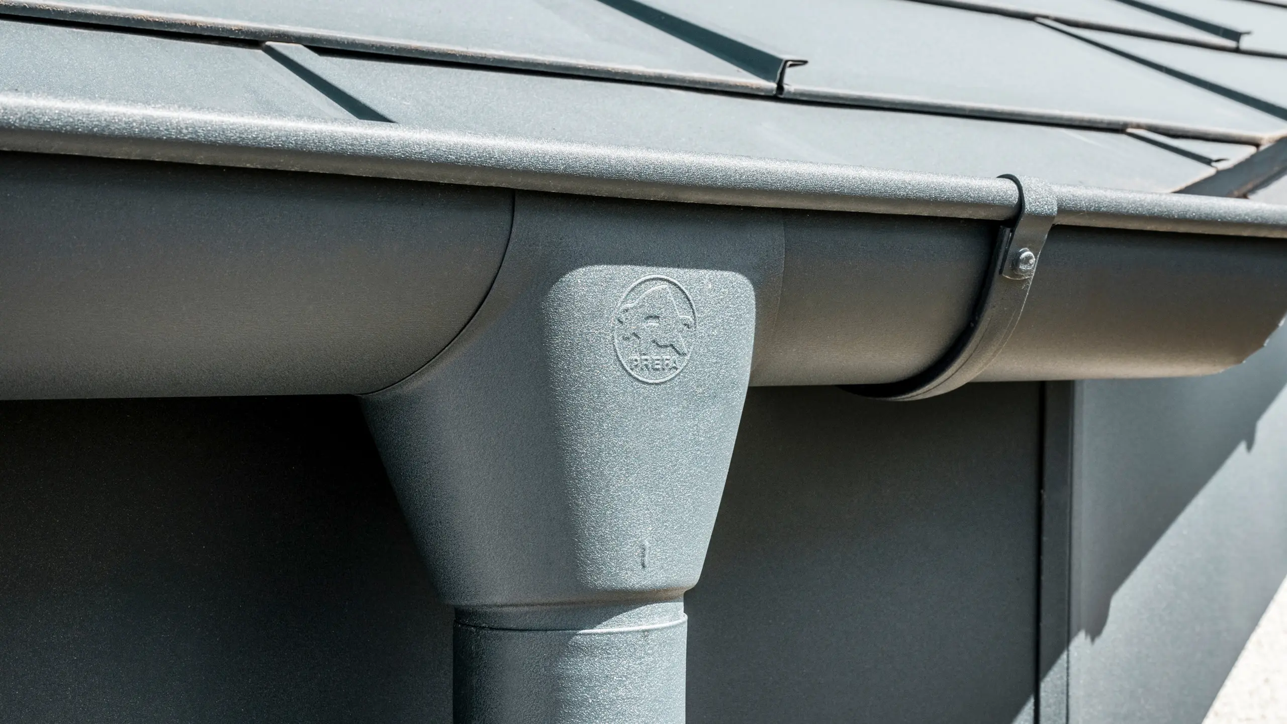 Eengezinswoning in Newel-Besslich met PREFA Dakpan R.16 en PREFA dakafvoersysteem in antraciet