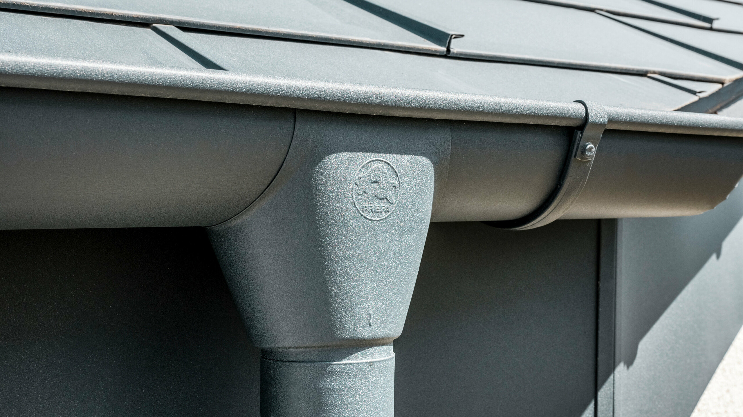 Eengezinswoning in Newel-Besslich met PREFA Dakpan R.16 en PREFA dakafvoersysteem in antraciet