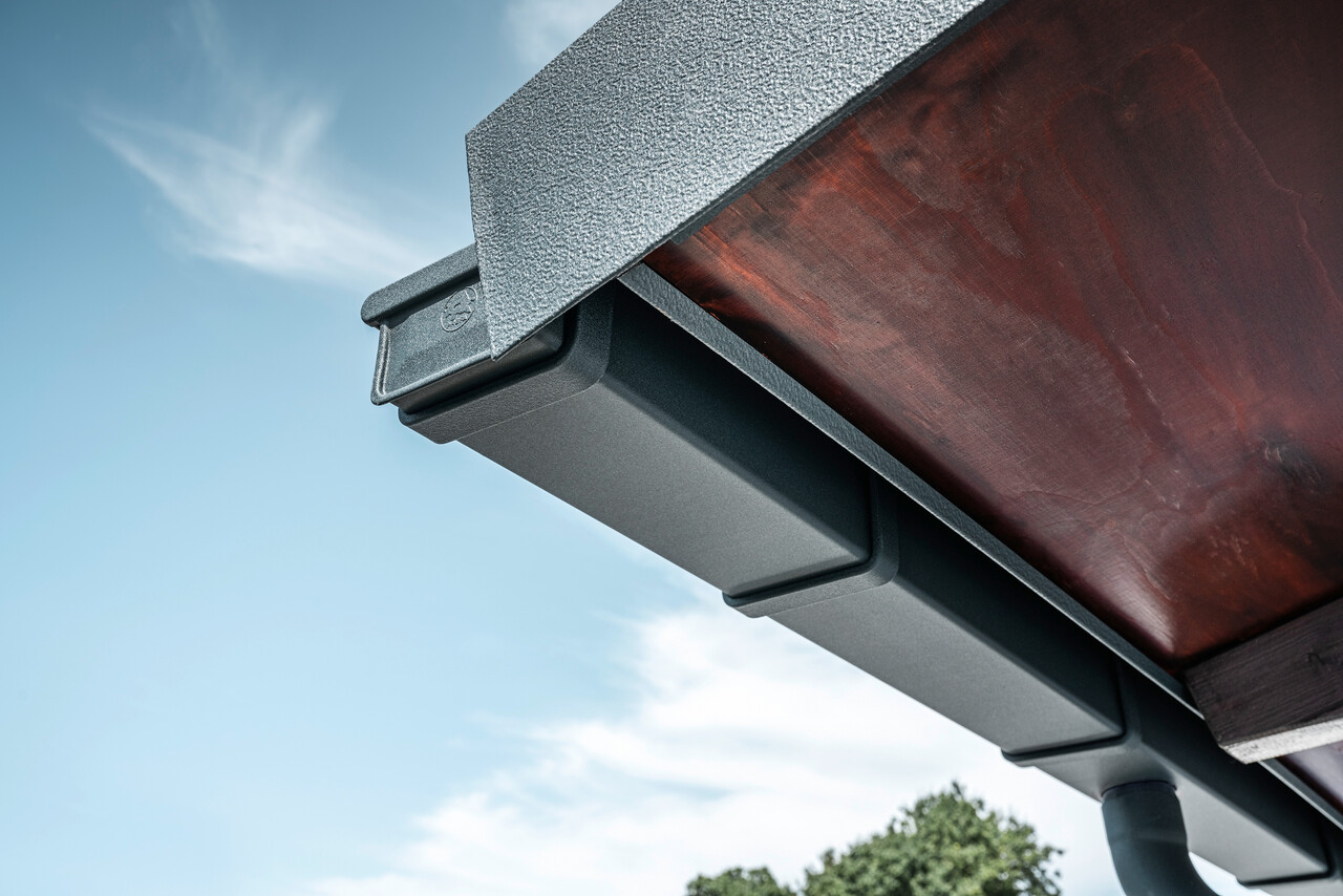 Detailopname van het PREFA dakafvoersysteem in P.10 antraciet op het dak van een eengezinswoning in Dortmund.