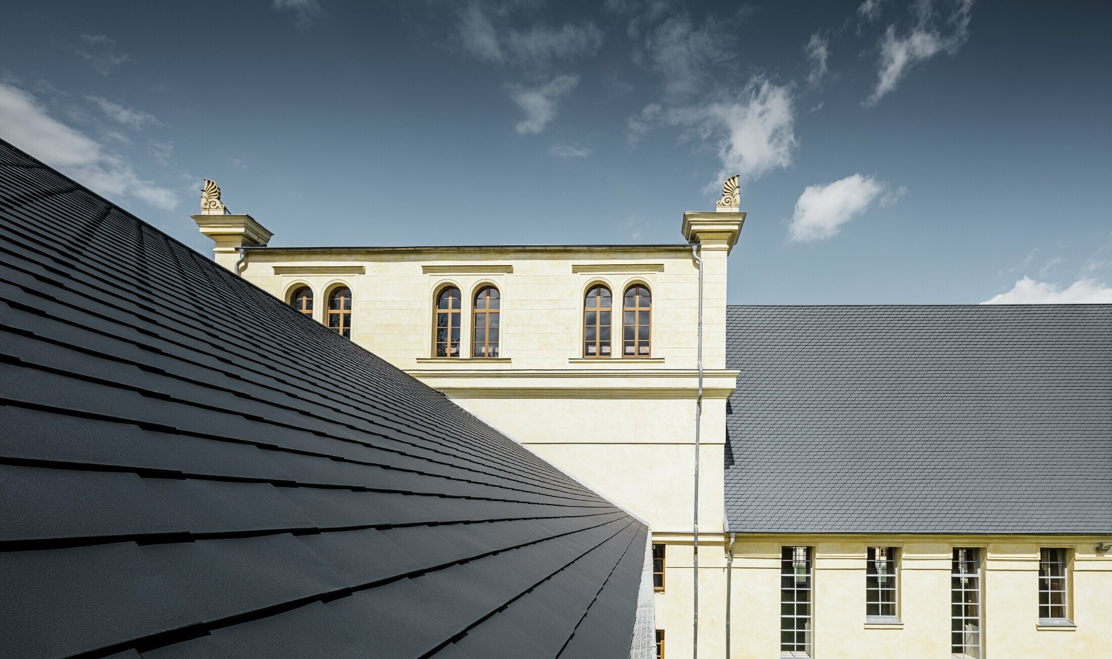 Detailfoto van het nieuwe dak van de Marstall in Basedow; het dak werd gerenoveerd met PREFA dakschindels in antraciet.