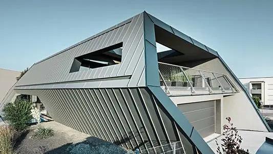 Zeer modern vrijstaand huis met ongewone architectuur, met een schuine felsgevel van aluminium van PREFA in lichtgrijs