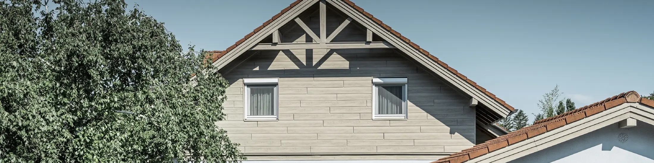 De PREFA aluminium gevel in houtlook is horizontaal bevestigd en hoeft nooit meer te worden geschilderd.