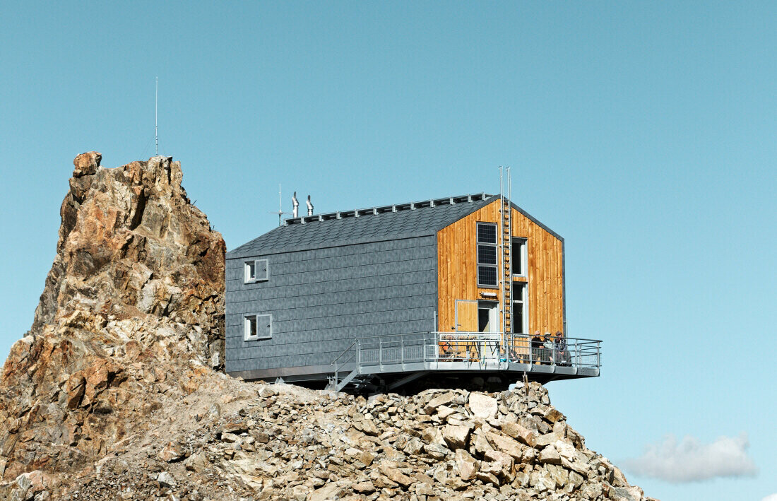 Net gerenoveerde schuilhut Refuge de L´Aigle met PREFA dak- en gevelpaneel FX.12 in P.10 steengrijs