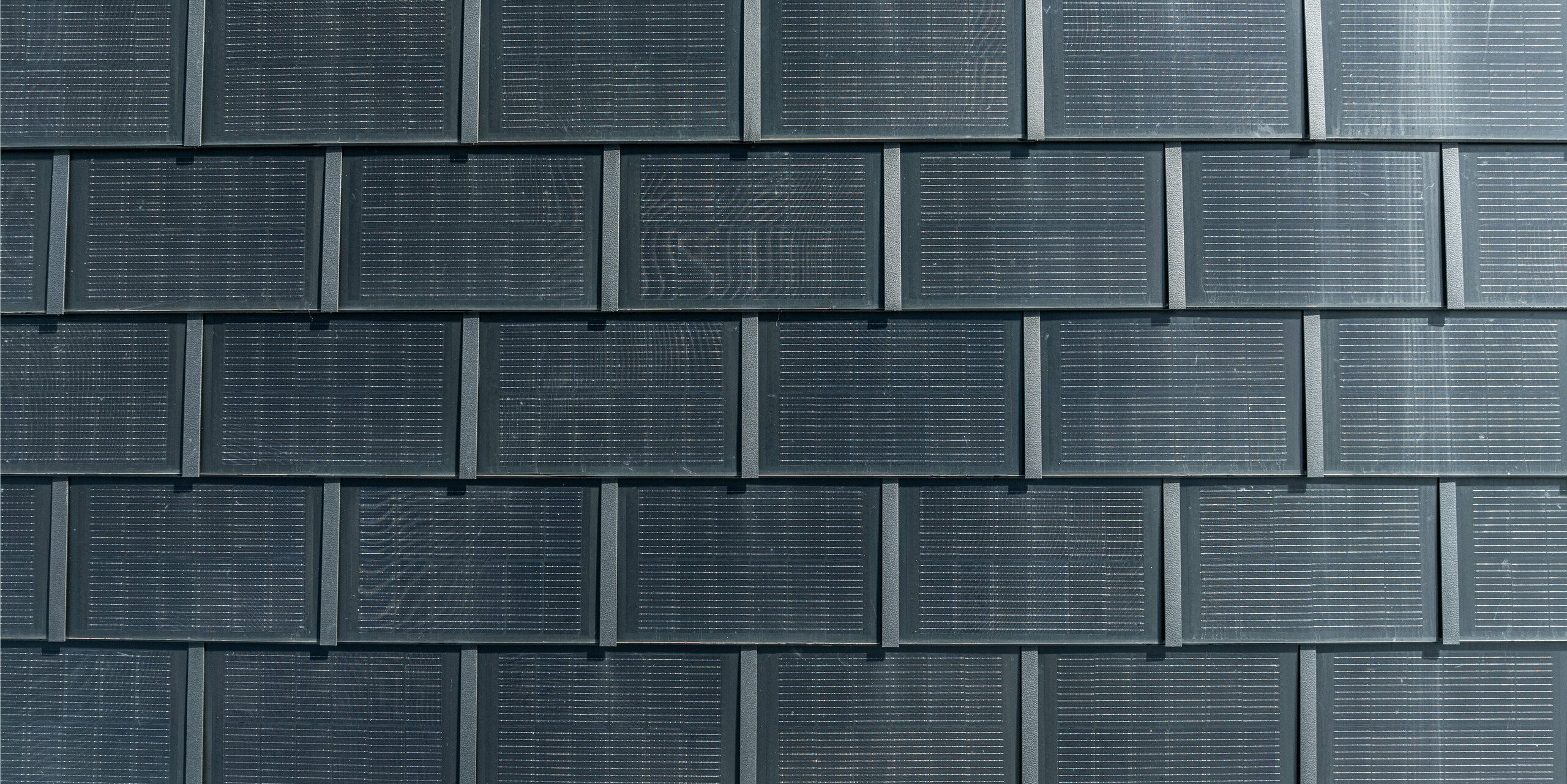 PREFA zonnedakpanelen met geïntegreerde fotovoltaïsche modules in detail. Deze innovatieve oplossing combineert een esthetisch dakdesign met duurzame energieopwekking. De duurzame, lichtgewicht en weerbestendige aluminium dakpanelen bieden maximale efficiëntie met minimale impact op de architectuur. Perfect voor moderne en monumentale gebouwen die waarde hechten aan milieuvriendelijke technologieën.