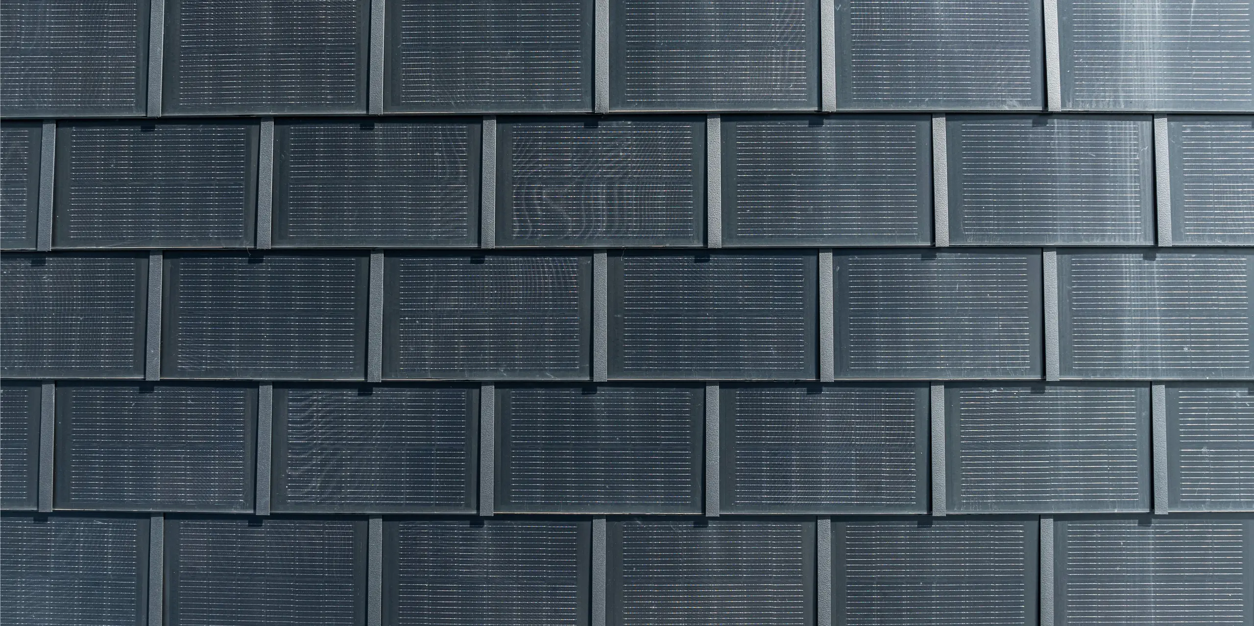 PREFA zonnedakpanelen met geïntegreerde fotovoltaïsche modules in detail. Deze innovatieve oplossing combineert een esthetisch dakdesign met duurzame energieopwekking. De duurzame, lichtgewicht en weerbestendige aluminium dakpanelen bieden maximale efficiëntie met minimale impact op de architectuur. Perfect voor moderne en monumentale gebouwen die waarde hechten aan milieuvriendelijke technologieën.